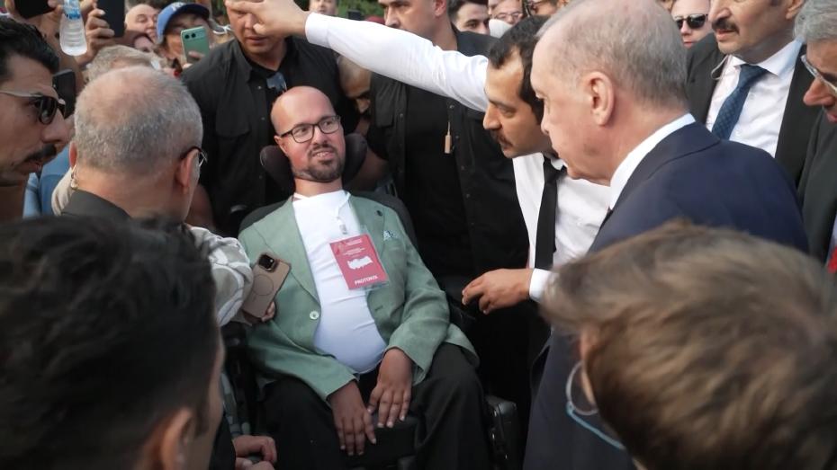 Cumhurbaşkanı Erdoğan'ın Engelli Gençle Göz Göze Gelerek Onurlandırması: Unutulmaz Bir An