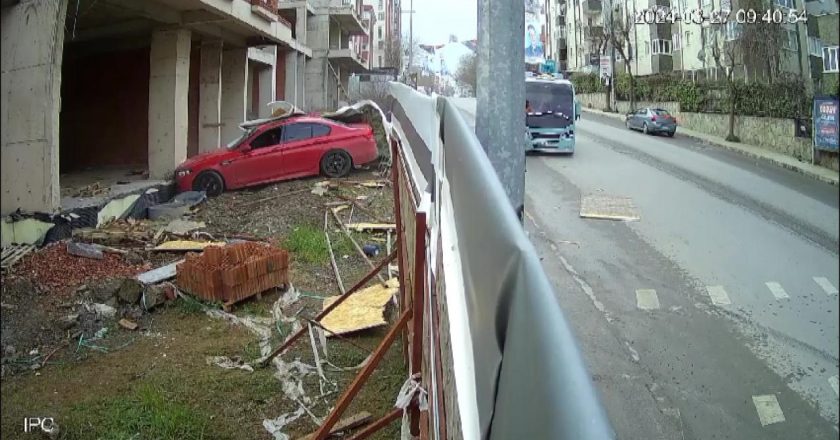 Kaldırımda yürüyen kadına otomobilin çarpması sonucu son anda kurtuldu