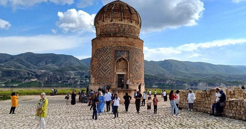 Hasankeyf bayramda ziyaretçilerin ilgi odağı oldu