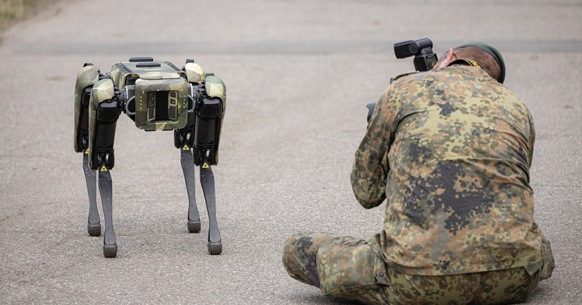 İngiltere’den Rusya işgali altındaki Ukrayna’ya ‘robot savaş köpeği’ desteği