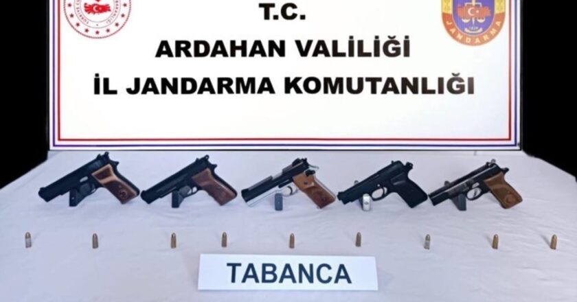 Ardahan’da bir araçta 5 ruhsatsız silah ele geçirildi – Son Dakika Türkiye Haberleri