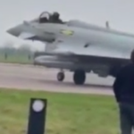 Kuşa çarpan Eurofighter Typhoon savaş uçağının pilotu, kanopiyi takla atarak acil iniş yaptı.