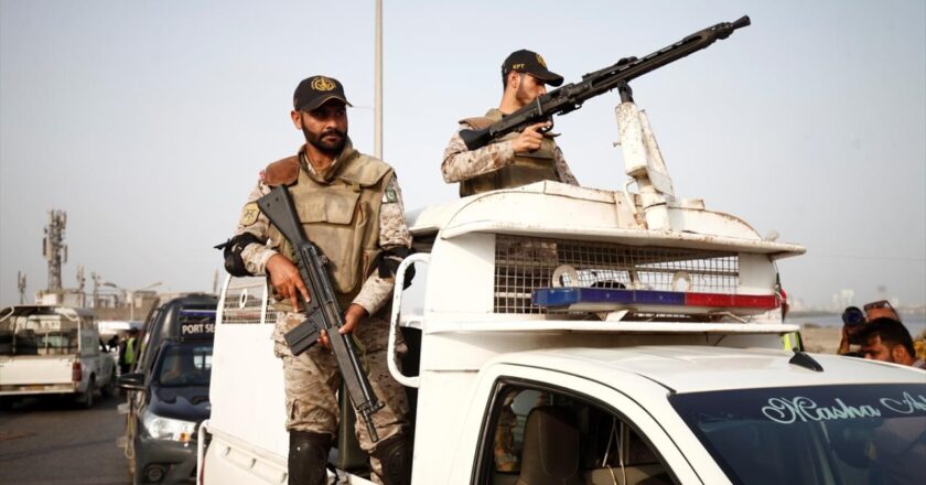 Pakistan ordusu Hindistan'da intikam alıyor