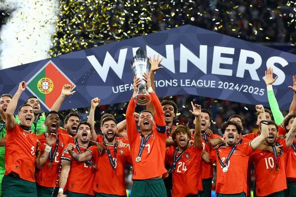 40 -Cristiano Ronaldo, Uefa Milletler Ligi'nin finalini kaybetti! 17 … 17 … fincan fincanı 17 verdi …