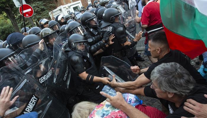Bulgaristan'ın Euro'ya geçişi protesto edildi, göstericiler ve polis birbirlerine girdi