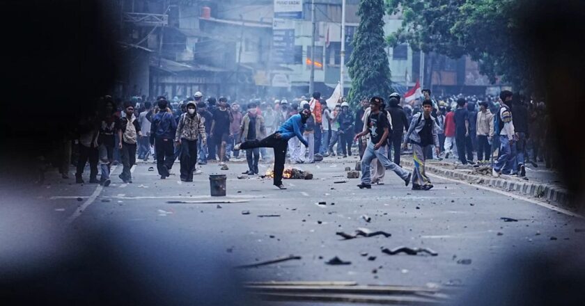 Cakarta'daki ödenek yardımcısı ve güç isyanını protesto eden öğrenciler çarpıştı