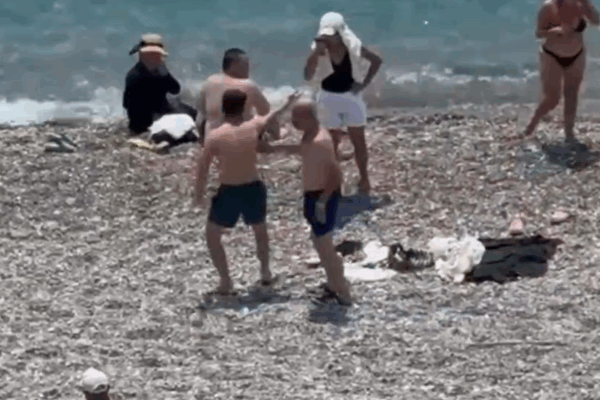 Konyalti sahilinde kan basıncı arttı! Lanetleri süpürdü ve kadınlara yürüdü