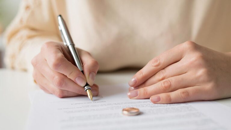 Mahkeme, boşanma durumunda “mobilya ve halı” in itirazını kabul etti