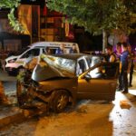 Bir araba Denizli'de bir ağaca çarptı: 2 kişi öldü