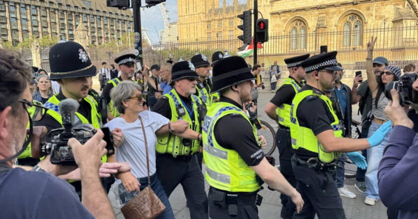 Londra'daki Filistin Eylemine Polis Müdahalesi: Yaklaşık 300 Kişi Tutuklandı – Haberler Dünya Haberleri