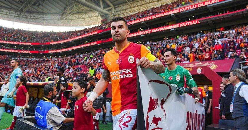 Abdülkerim Bardakcı, Galatasaray formasıyla Süper Lig'deki 100. maçına çıktı