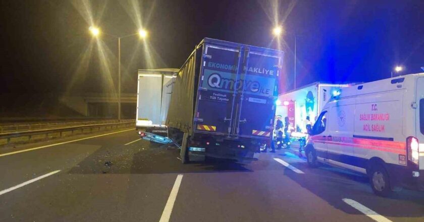 Arızalı TIR'a çarpan TIR sürücüsü hayatını kaybetti