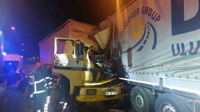 3 TIR'a çarpan tır sürücüsü hayatını kaybetti