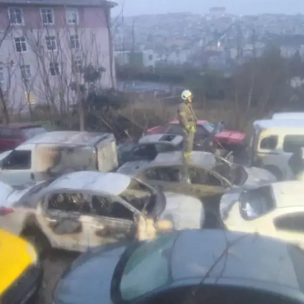 Gaziosmanpaşa’da otopark yangını: 14 araçta hasar oluştu