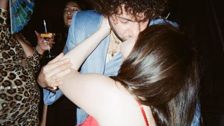 Selena Gomez ve Benny Blanco’nun restoran pozu olay oldu! Hayranlar şaşkına döndü